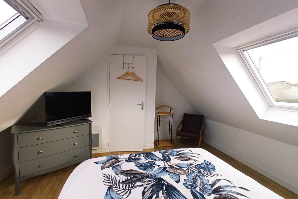 chambre avec lit double - commode et TV