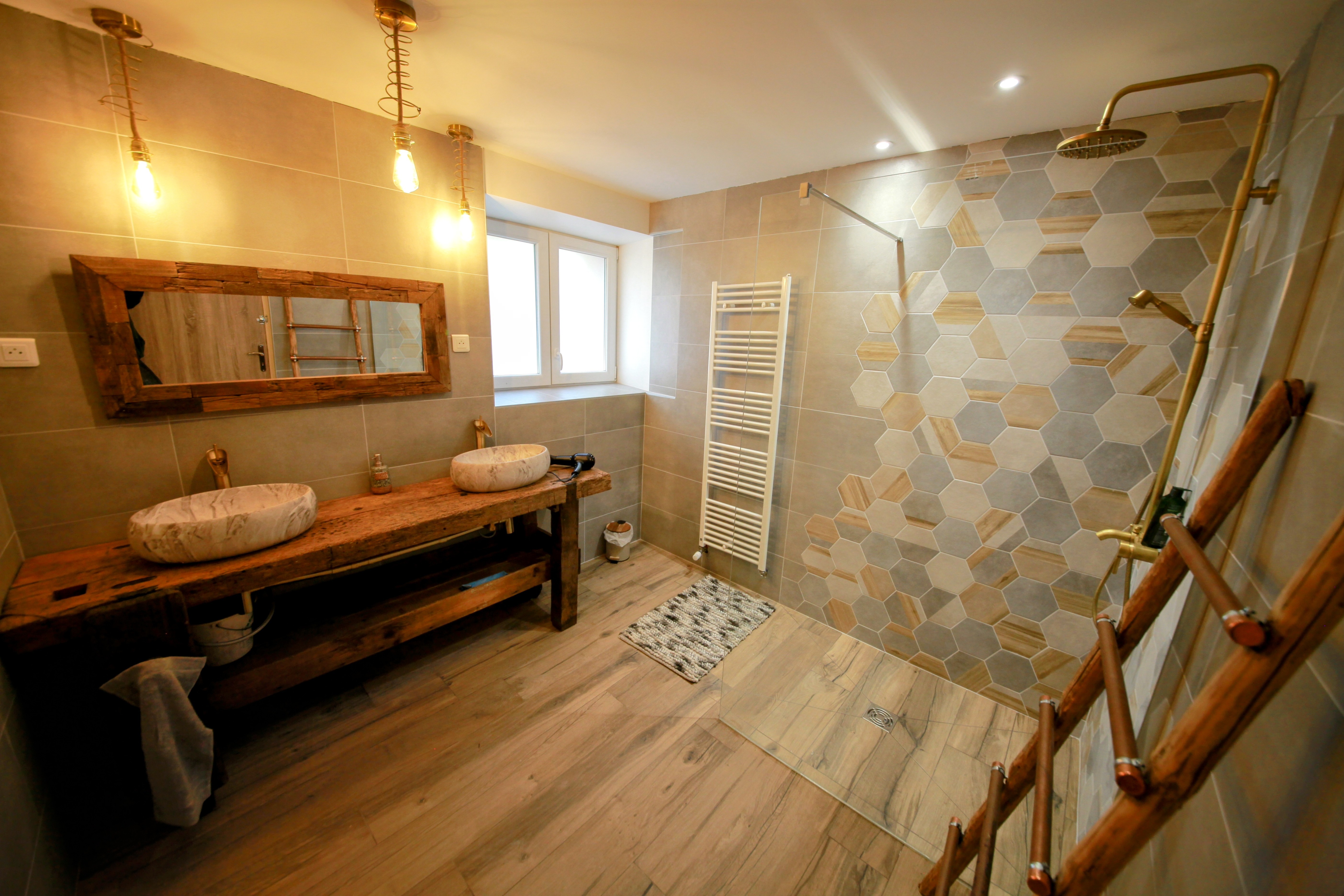 Salle d'eau avec douche italienne - La Ferme à Gaston, gîte de groupe