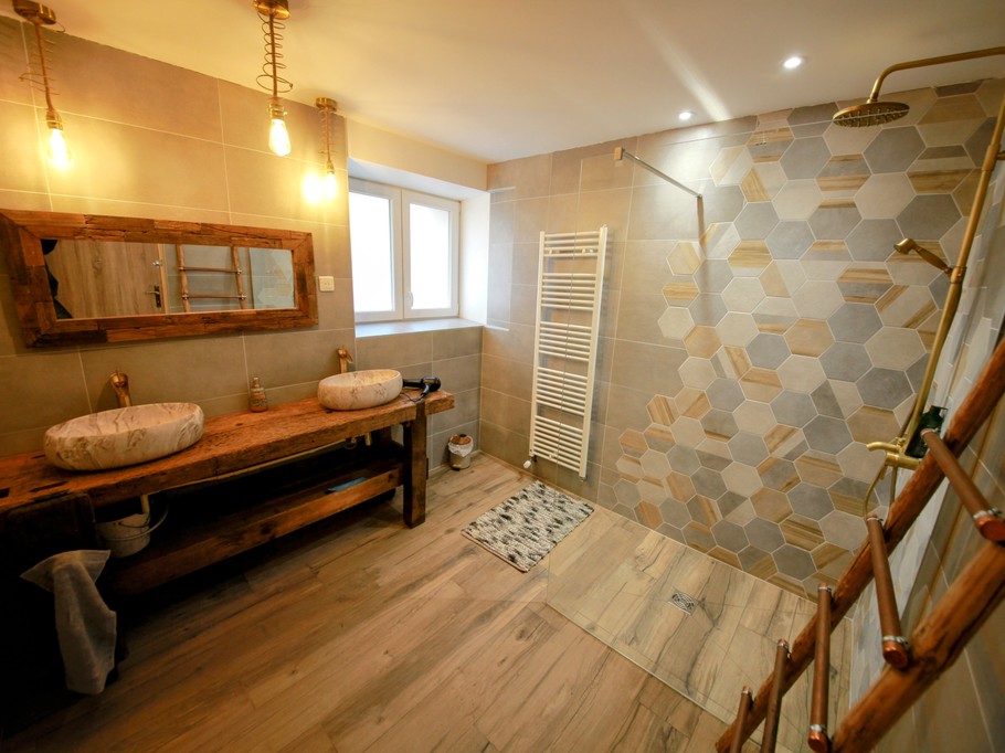 Salle d'eau avec douche italienne - La Ferme à Gaston, gîte de groupe