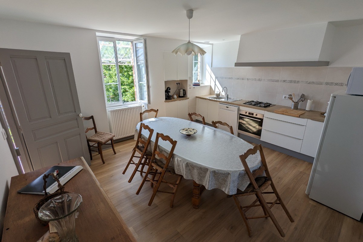 Cuisine équipée avec espace repas