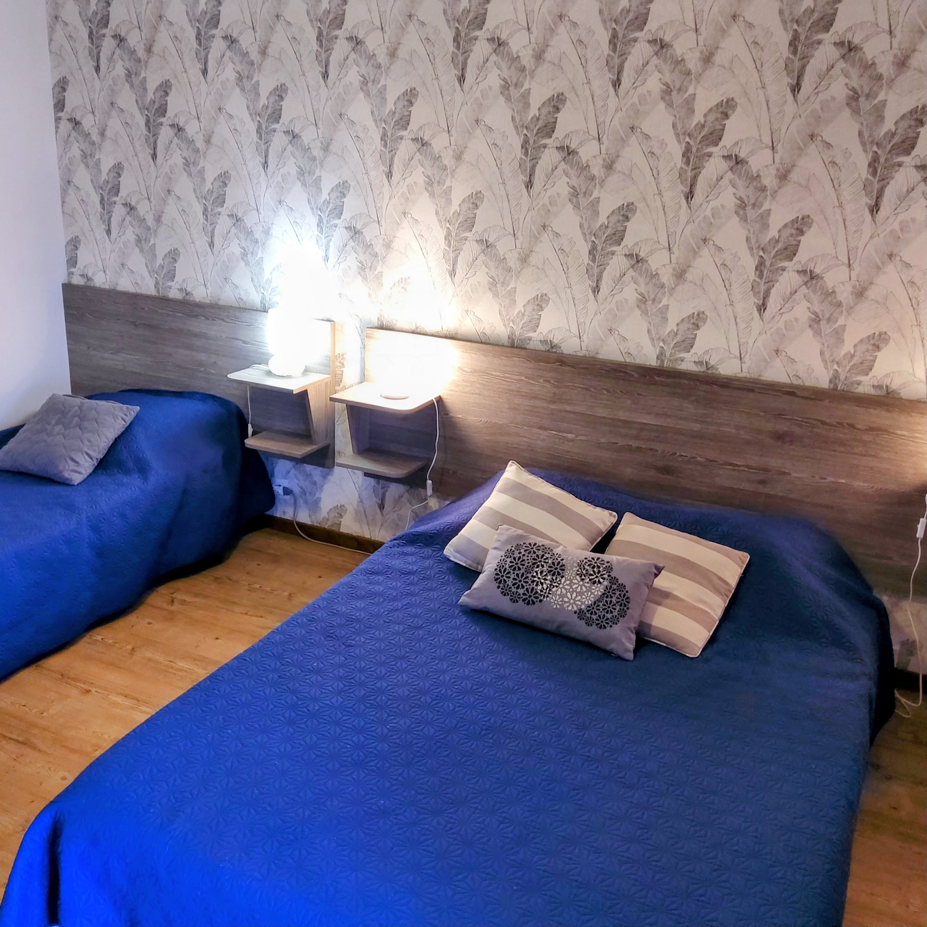 Chambre : un lit pour 2 personnes de 140 /190 
                     : un lit une personne 90/140