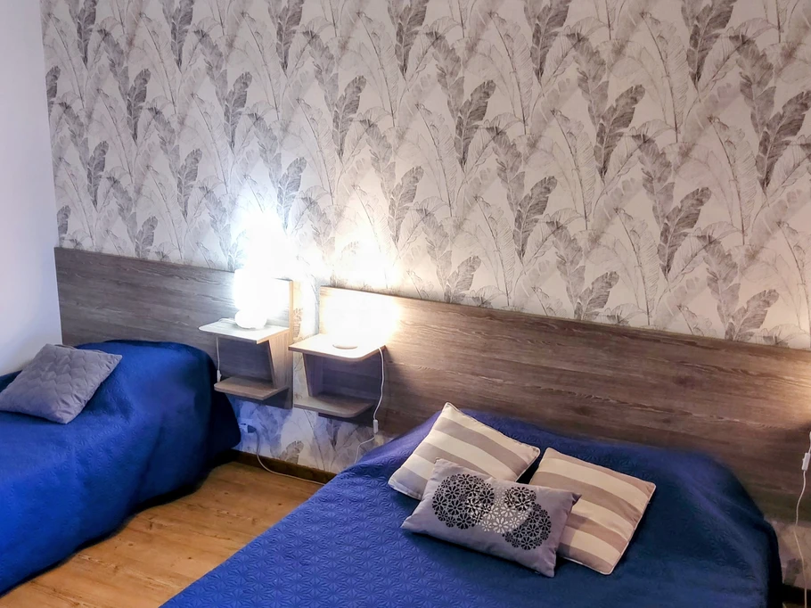 Chambre : un lit pour 2 personnes de 140 /190
: un lit une personne 90/140