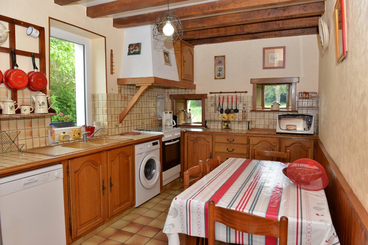 Cuisine parfaitement équipée en vaisselle et en électroménager pour préparer des repas pour votre tribu.