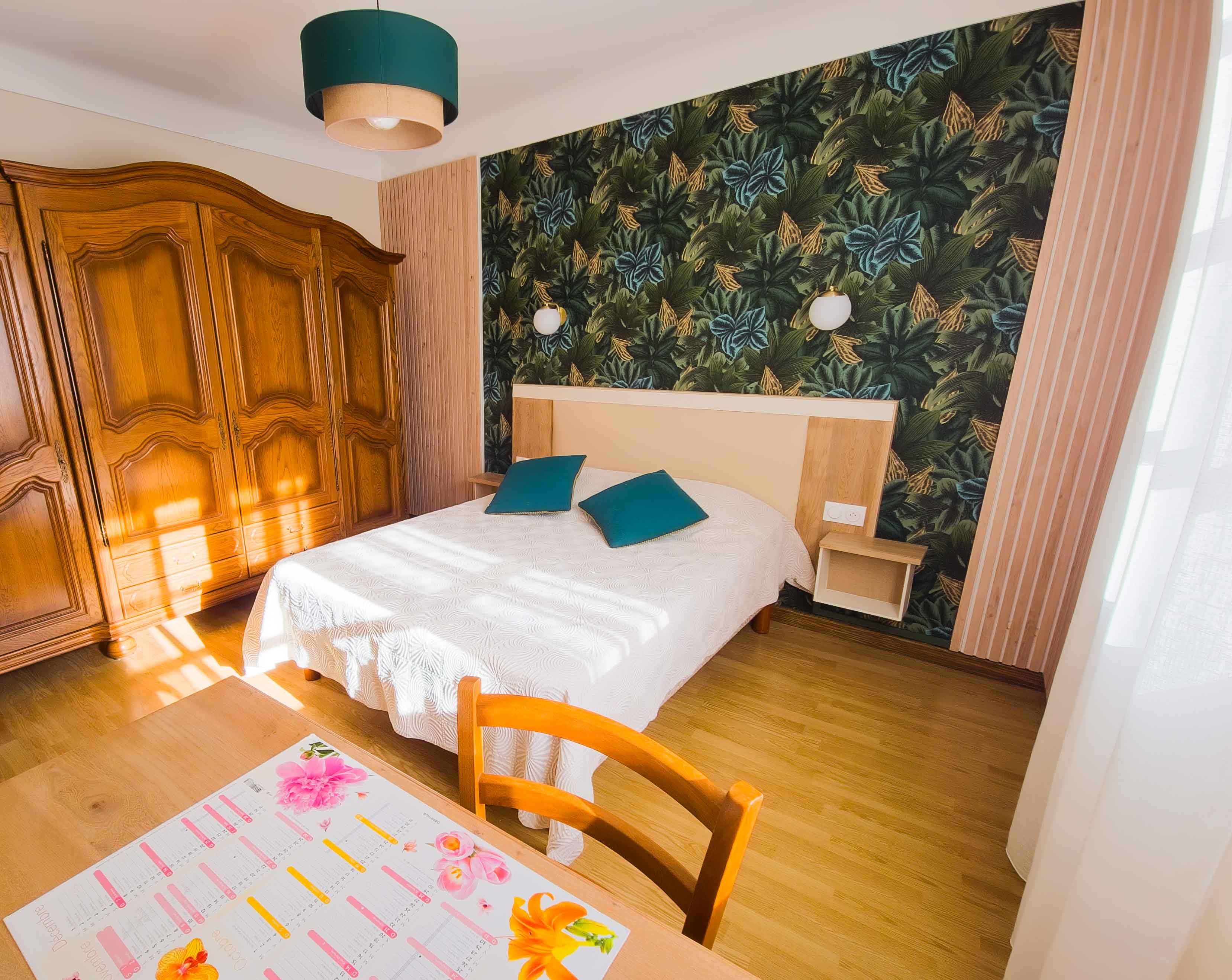 Trendy bedroom renovated in 2025, soon to include a 160 cm bed (January 2026): large wardrobe