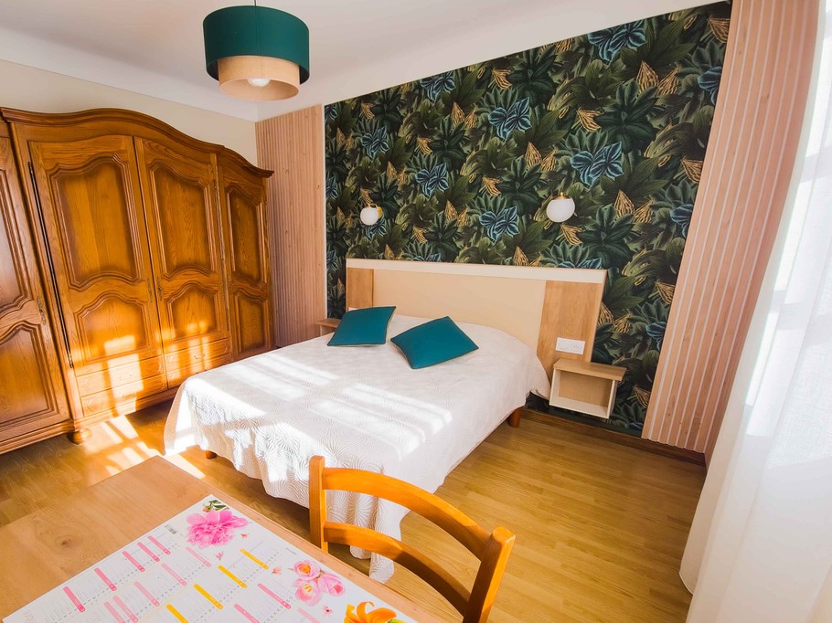 Trendy bedroom renovated in 2025, soon to include a 160 cm bed (January 2026): large wardrobe