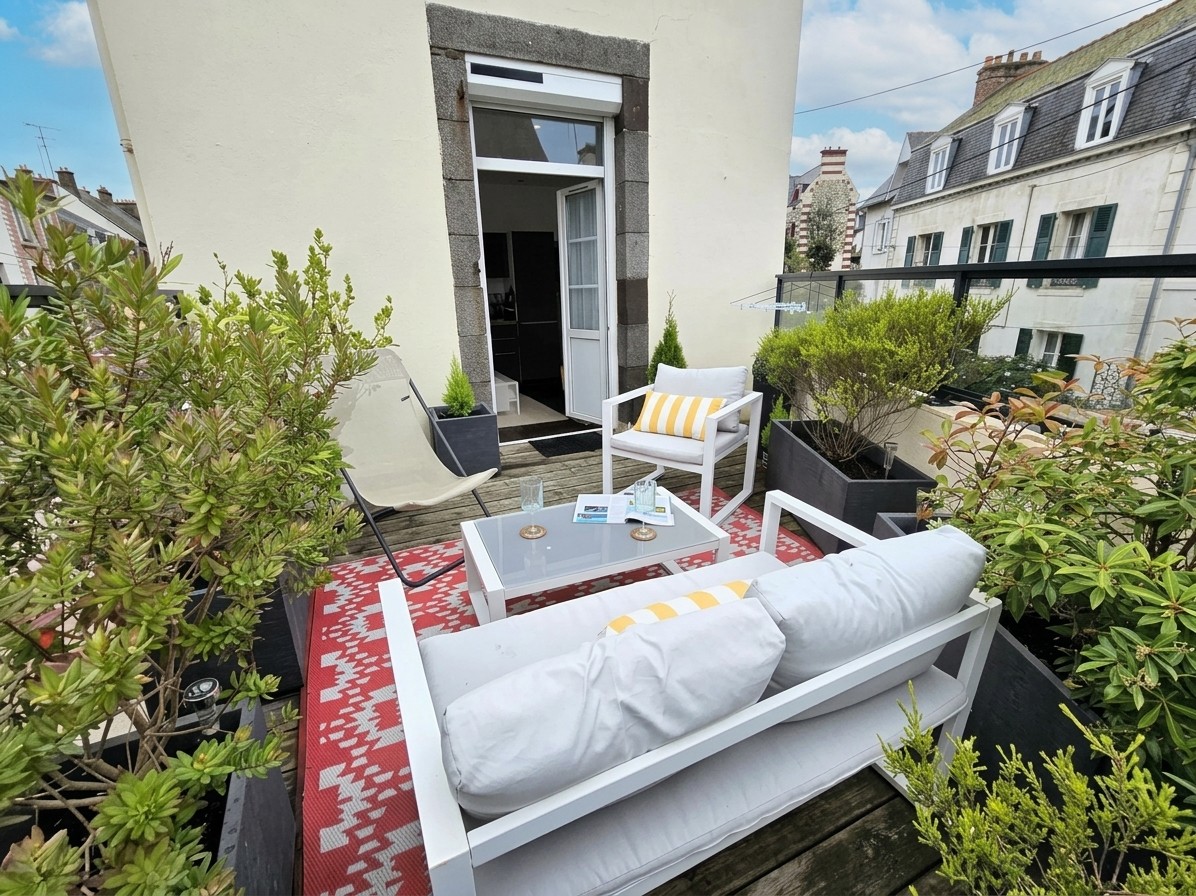 Agréable terrasse ensoleillée en fin d'après-midi
