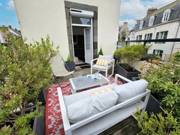 Agréable terrasse ensoleillée en fin d'après-midi