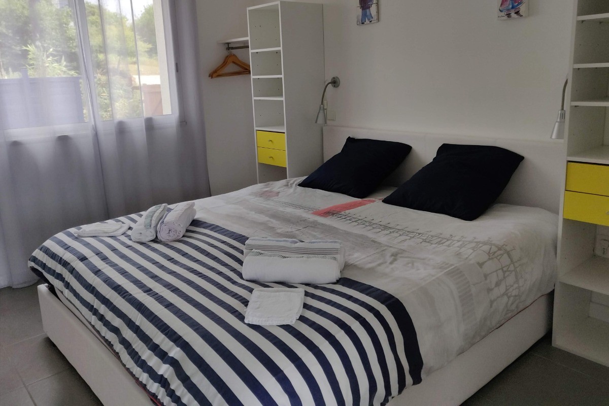 Chambre RDC avec un lit de 180 x 200 cm.