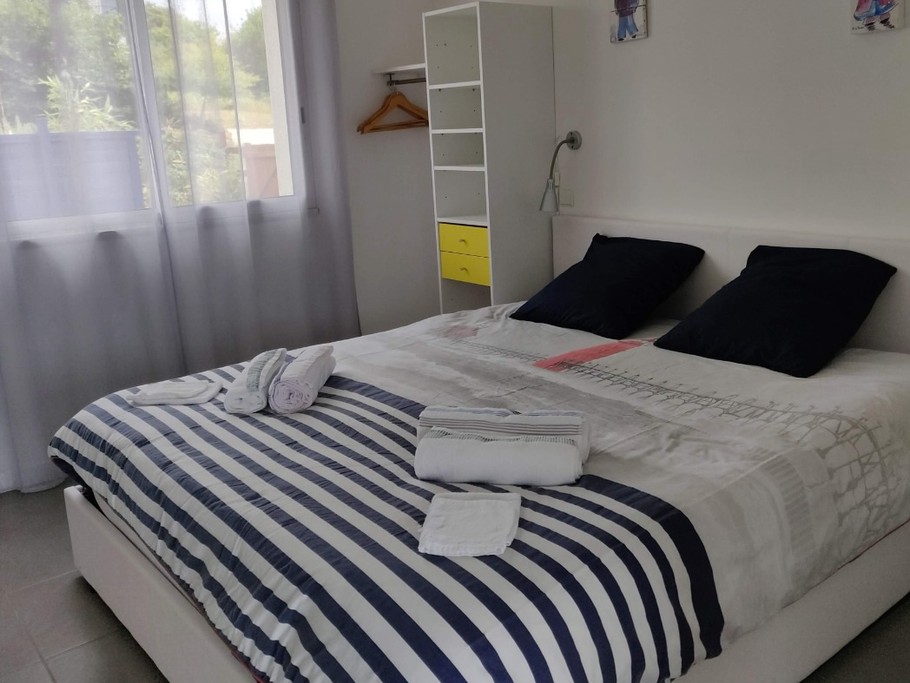 Chambre RDC avec un lit de 180 x 200 cm.