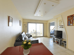 espace repas/salon donnant sur la terrasse (photo prise de la cuisine)