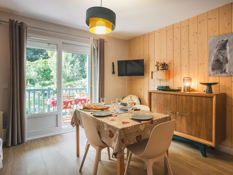 Déjeuner avec vue sur les montagnes.