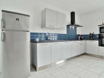 Grande pièce de vie avec coin cuisine, coin séjour et coin salon avec poêle à bois. Cuisine ouverte, aménagée et toute équipée.