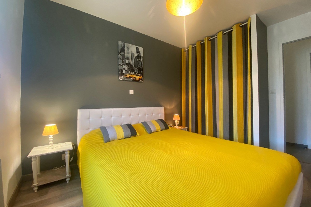 Chambre avec un lit en 140