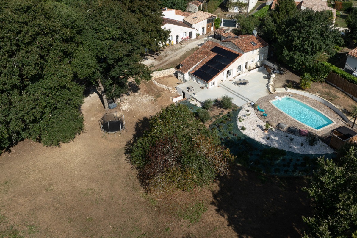 Vue aérienne de la propriété avec 3 gites indépendants Les Côteaux de Pilauzin, près du Château de La Roche Courbon en Charente maritime