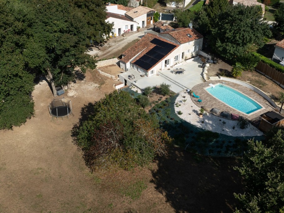Vue aérienne de la propriété avec 3 gites indépendants Les Côteaux de Pilauzin, près du Château de La Roche Courbon en Charente maritime