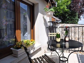 Petit Terrasse accessible depuis la pièce de vie des chambres d'hôtes