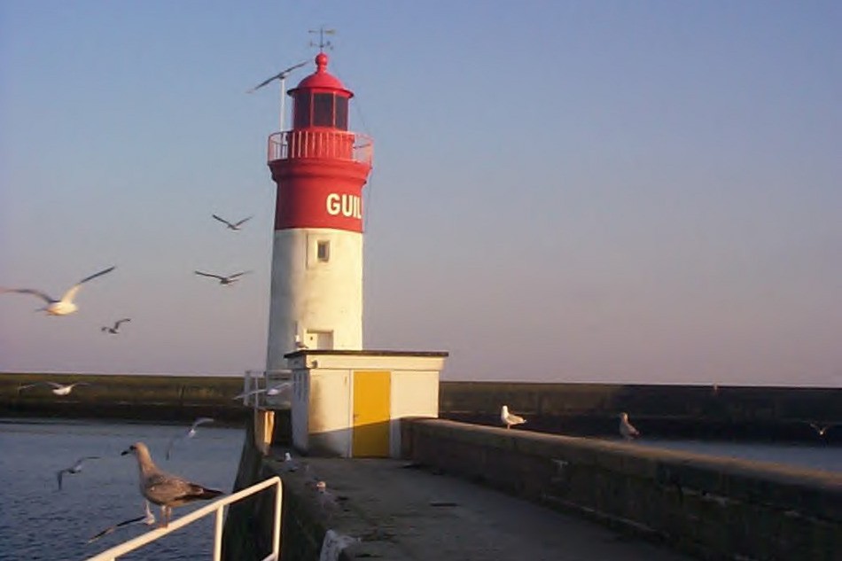 le phare à l'entrée du port