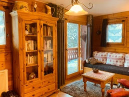 Vue par la porte-fenêtre de notre salon, face au petit mont Blanc