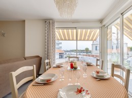 Séjour avec vue sur la sortie du port