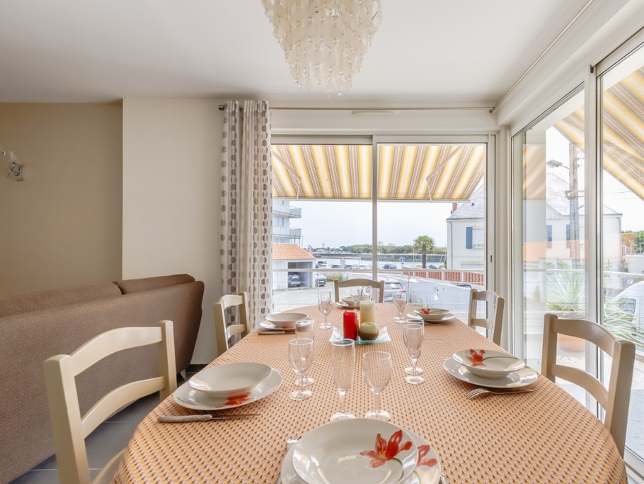 Séjour avec vue sur la sortie du port