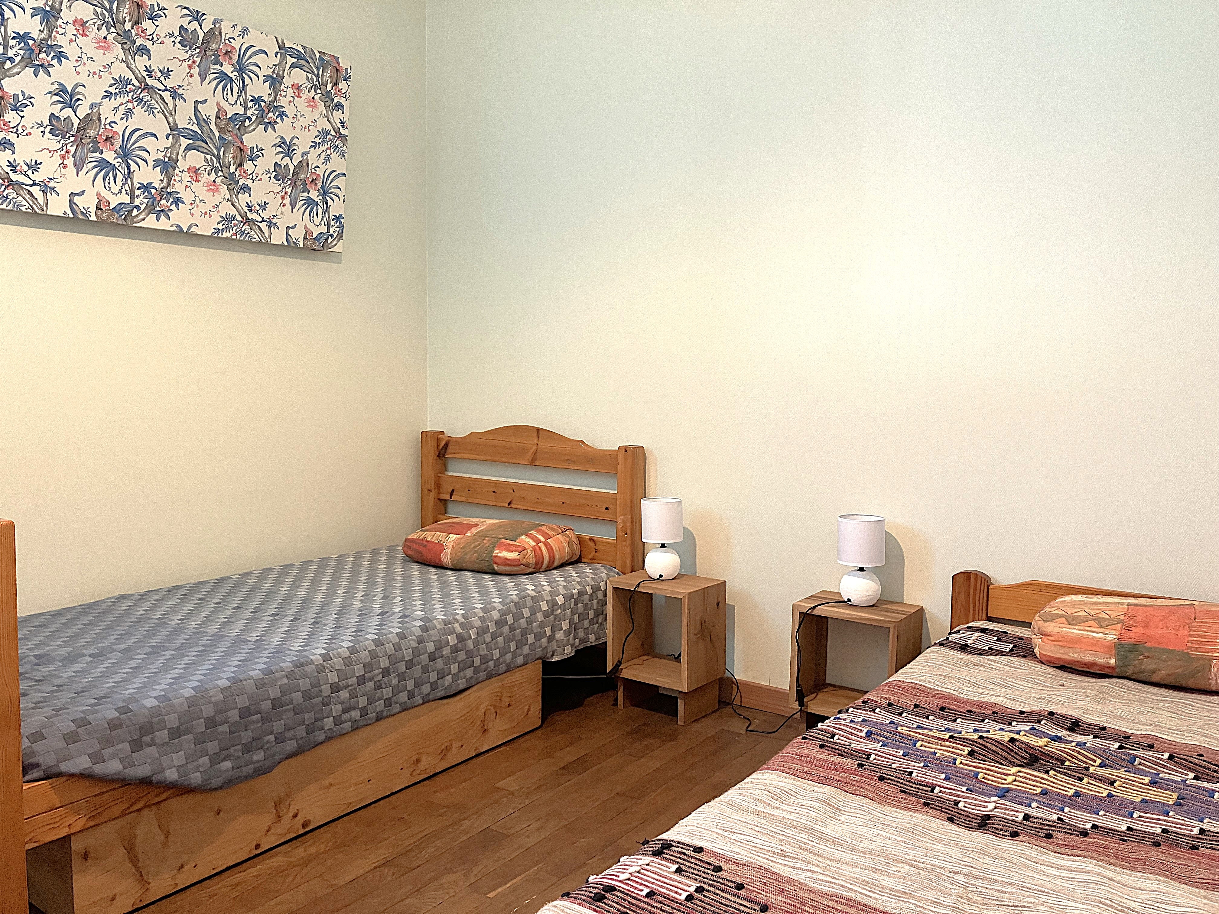 Room with 2 single beds