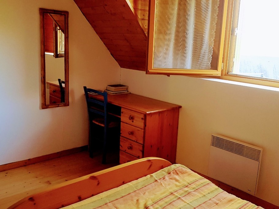 Chambre côté montagne avec 1 lit en 140 cm+ bureau