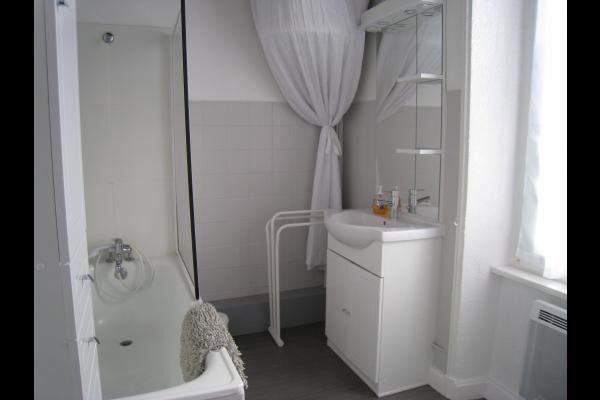 salle de bain de l'étage avec baignoire et wc indépendant