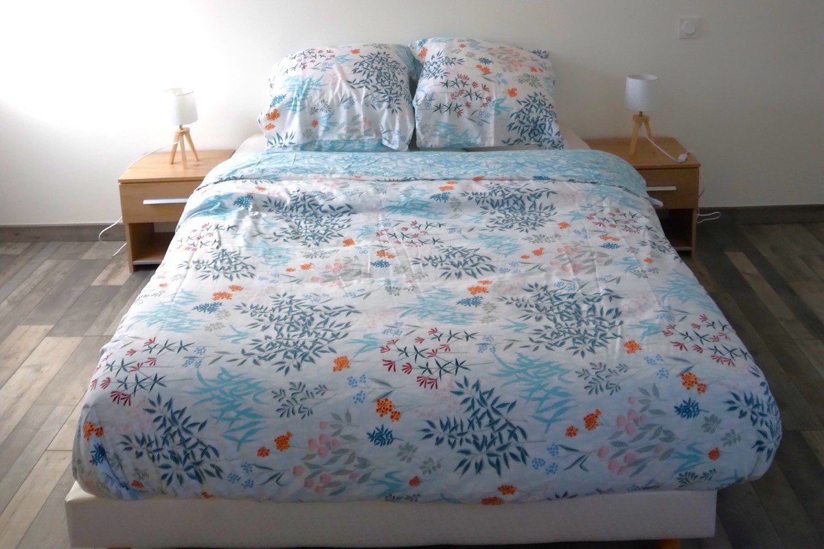 A l'étage, agréable chambre pour 2 personnes (lit 140 cm) avec bureau, penderie, lit bébé et TV.