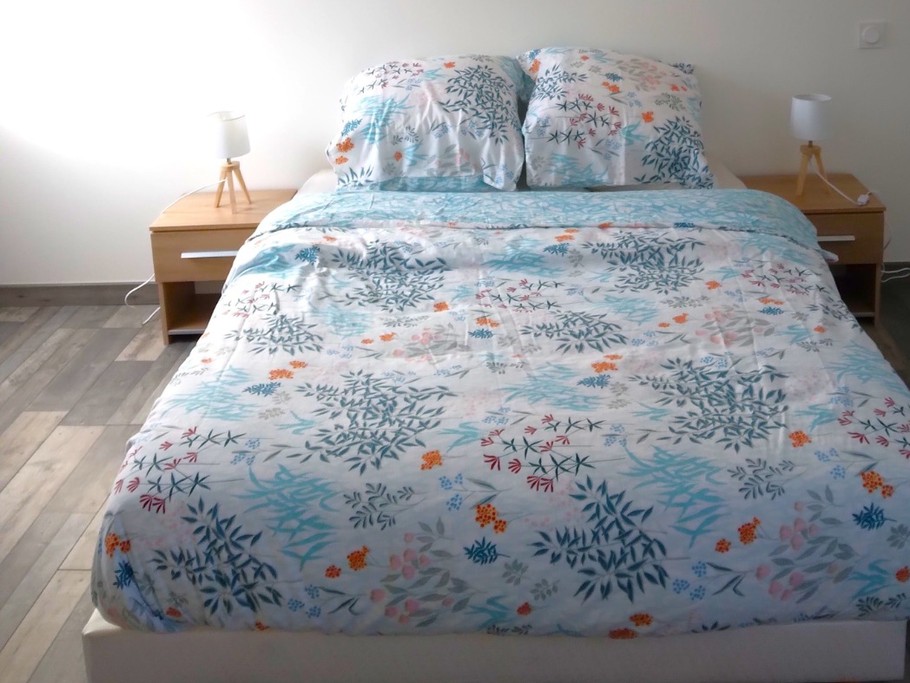 A l'étage, agréable chambre pour 2 personnes (lit 140 cm) avec bureau, penderie, lit bébé et TV.