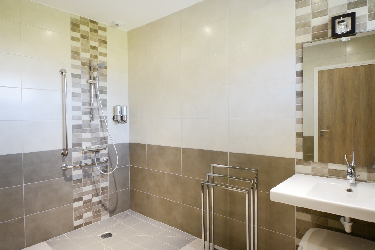 salle de bains accessible PMR