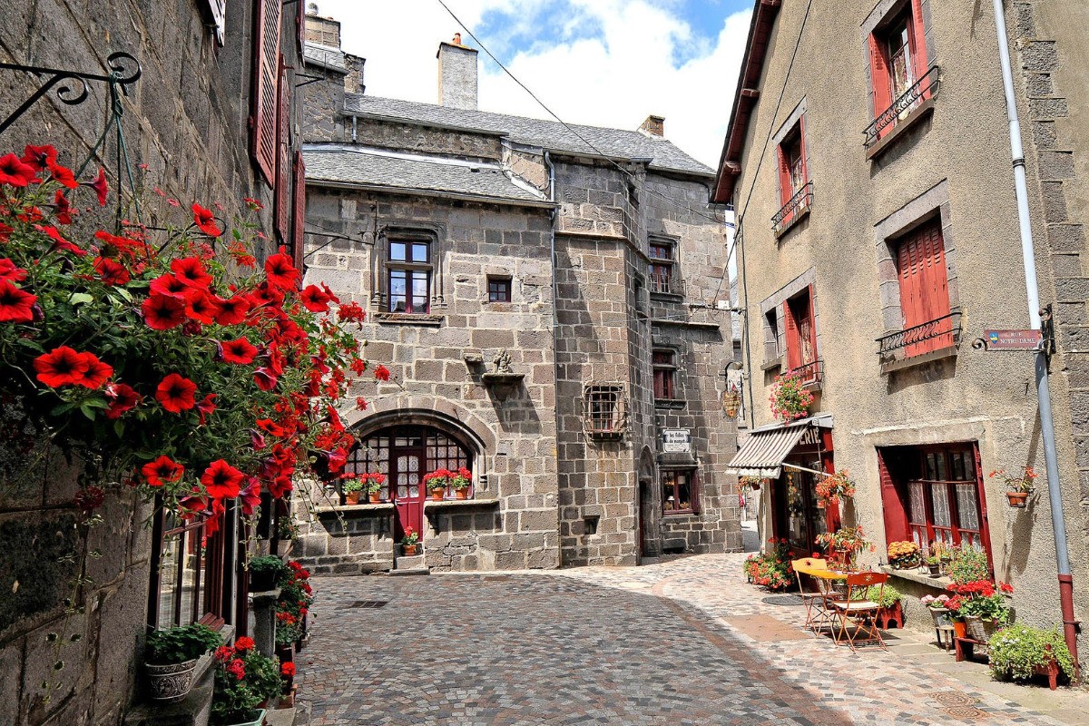 A 8 km du village médiéval de Besse en Chandesse 
(c)Sancy.com