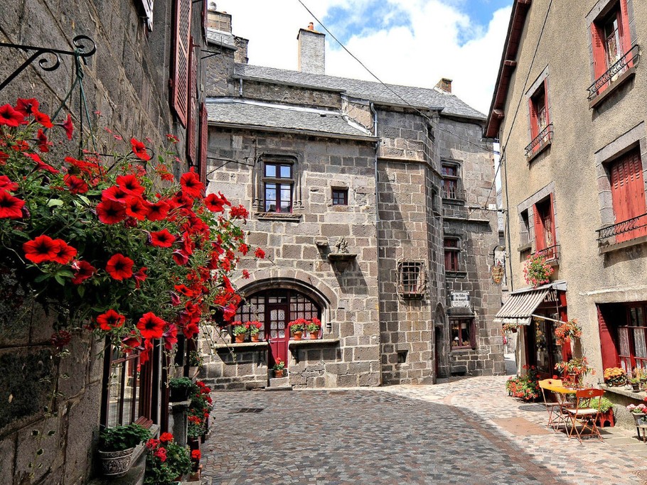 A 8 km du village médiéval de Besse en Chandesse 
(c)Sancy.com