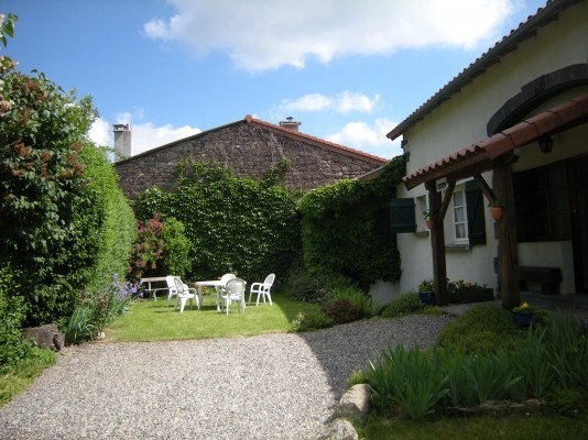 Une partie du jardin de plain pied avec l'entrée du gîte et accessible aux voitures