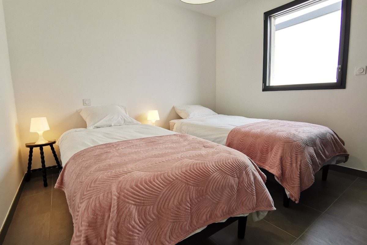 Chambre 3 avec 2 lits 90 + placard penderie