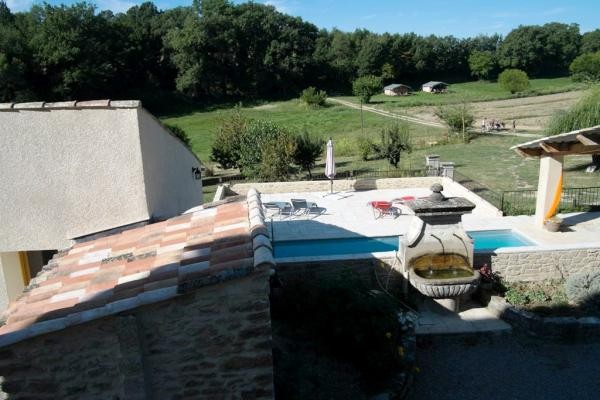 Les Ânes de Forcalquier : vue générale piscine, terrain.