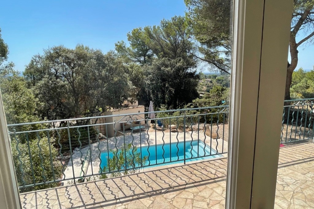 Vue piscine depuis le salon