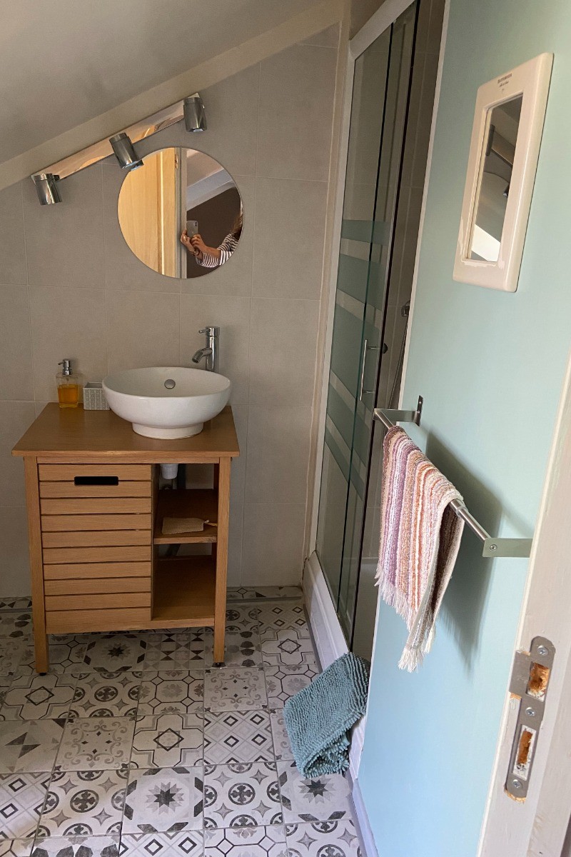 Salle de bain étage avec douche et WC