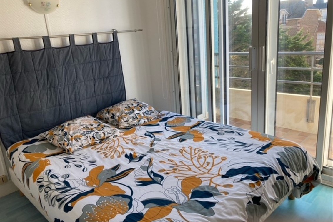 Chambre pour 2 personnes (lit 140 cm) avec bureau et rangements. Accès balcon et vue mer.