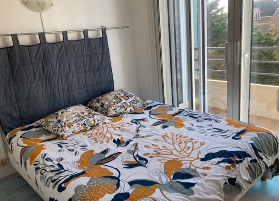 Chambre pour 2 personnes (lit 140 cm) avec bureau et rangements. Accès balcon et vue mer.