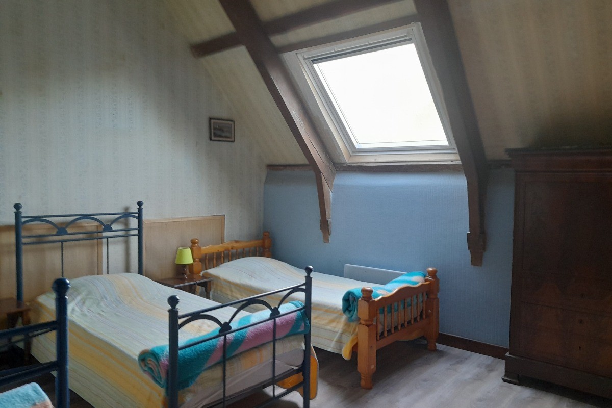 la chambre des jeunes, 3 lits simples et sdb attenante