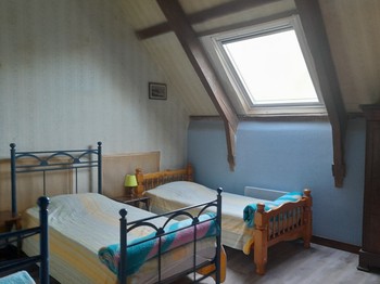 la chambre des jeunes, 3 lits simples et sdb attenante