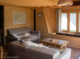 Coin salon, canapés cuir, vue montagne