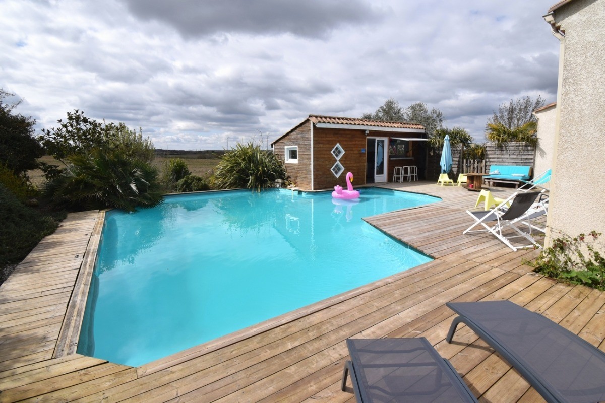 Piscine et pool house avec frigo bar barbecue toilettes