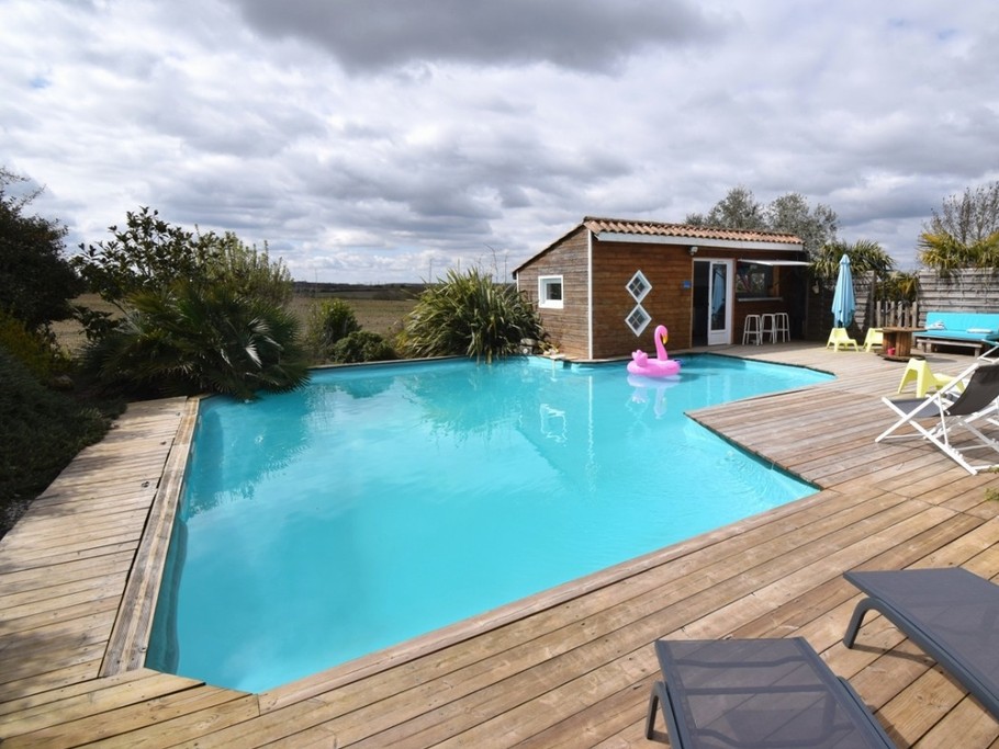 Piscine et pool house avec frigo bar barbecue toilettes