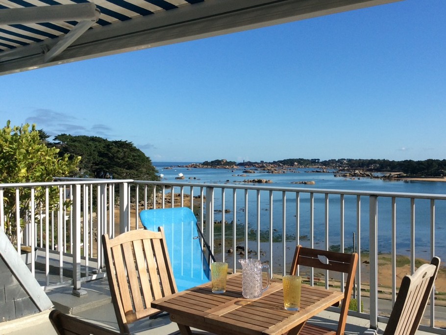 TERRASSE VUE PANORAMIQUE SUR LA MER COTE DE GRANIT ROSE, TREGASTEL, COTES d'ARMOR, BRETAGNE - Pour une détente sur la terrasse
