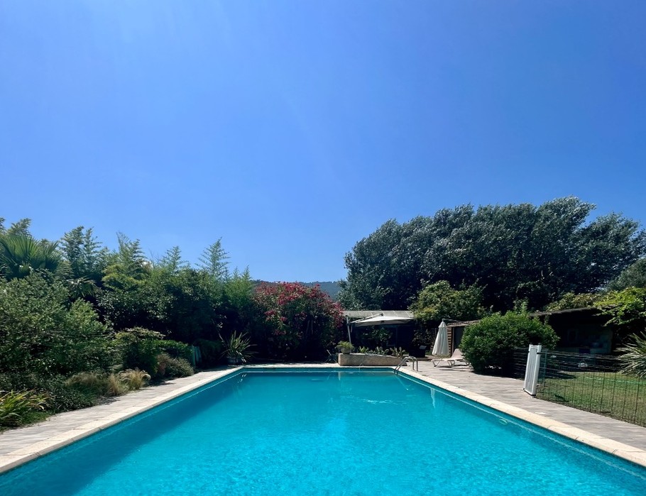 Piscine commune aux 4 gîtes