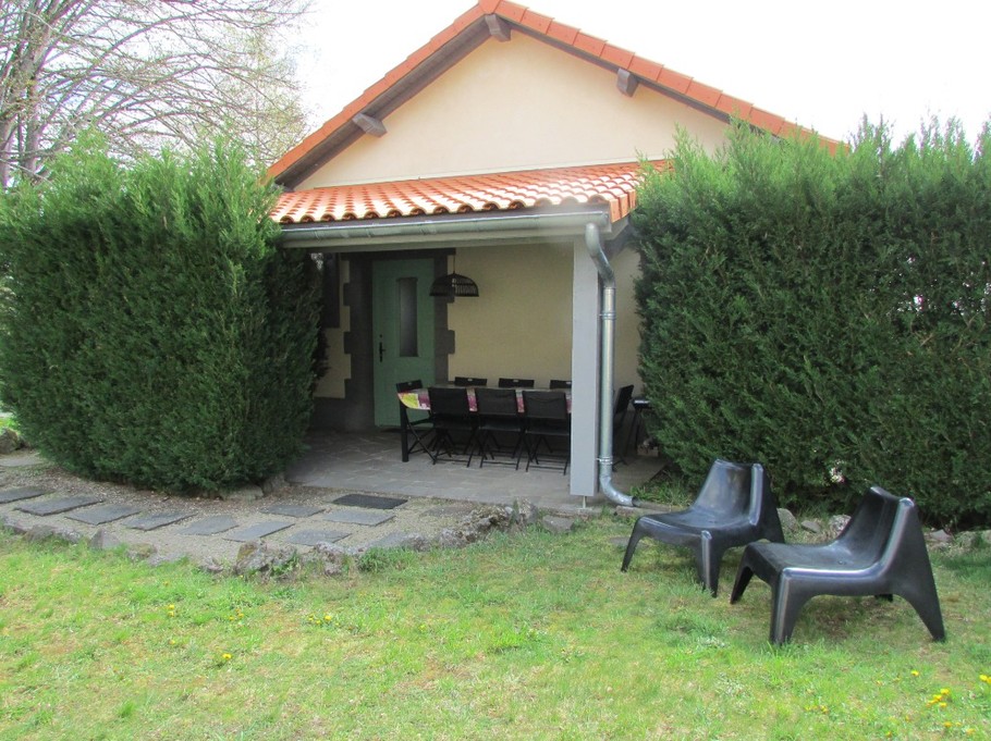"La Boucharde" holiday cottage in Volvic: The covered terrace
