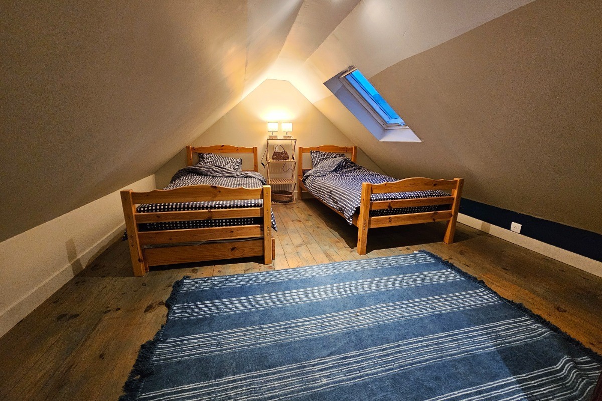 Etage : Chambre 3 avec 2 lits 90