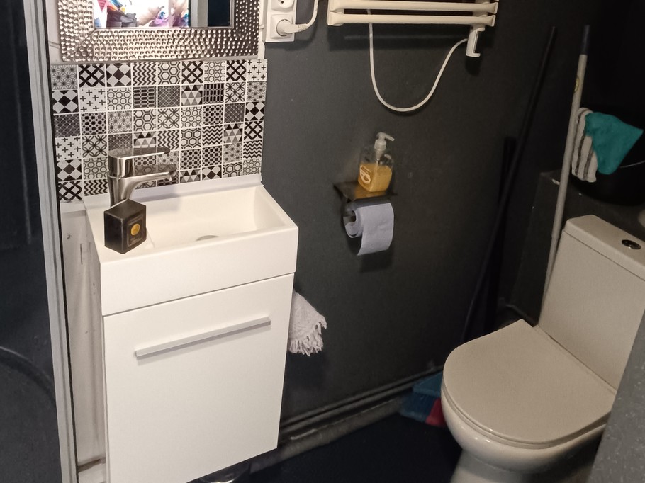 Salle de douche sanitaire