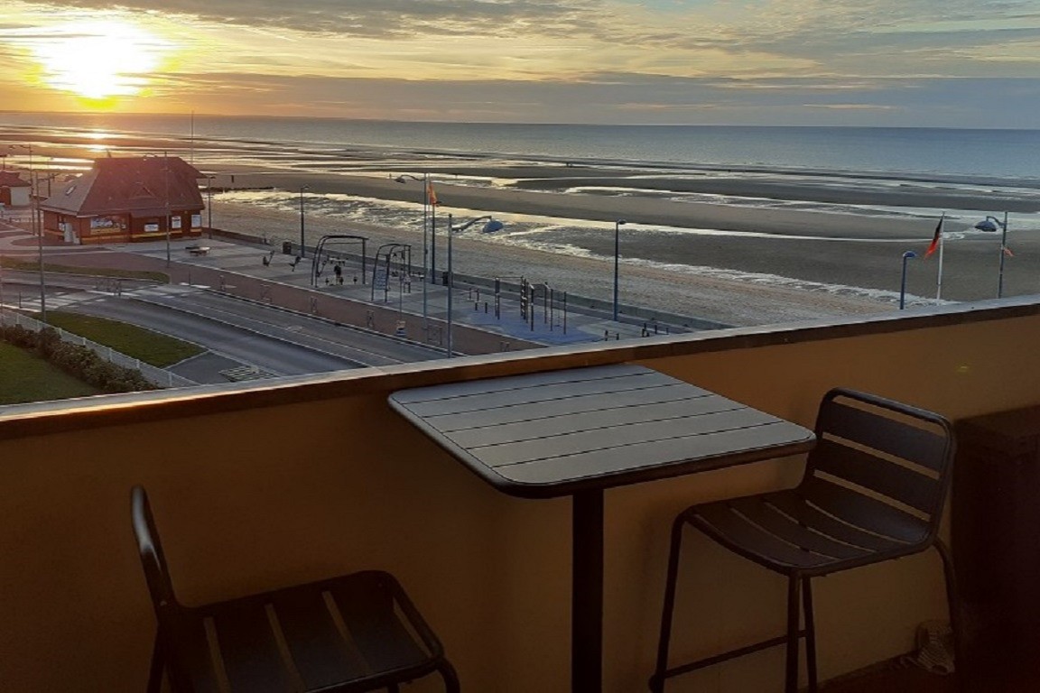 Coucher de soleil photographié depuis l'intérieur de l'appartement